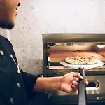 אכסניה Gspot & Triangles Pizzeria