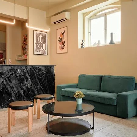 Хостел Gspot & Triangles Pizzeria