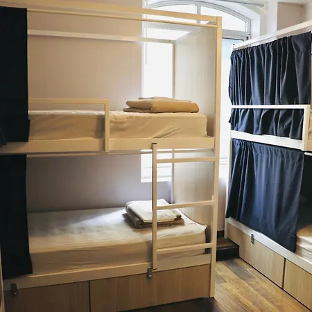 Gspot & Triangles Pizzeria Хостел *