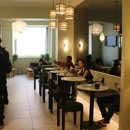 Gspot & Triangles Pizzeria Хостел *